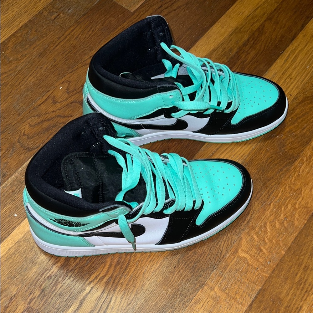 The selected shoe is the Nike Air Jordan 1 Retro High OG 'Green Glow